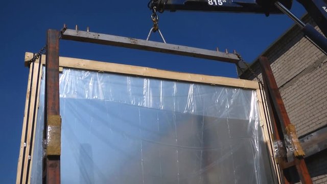 With the help of a crane lifted the box of mirrors