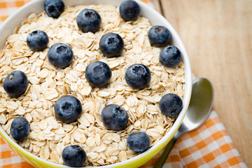 Oatmeal porridge with blueberries. healthy breakfast.