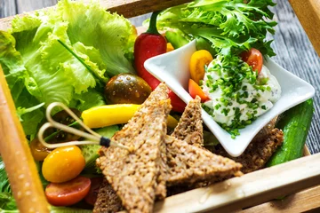 Photo sur Plexiglas Pique-nique Picnic basket with delicious crispy vegetables, toasted wholemeal bread and sauce