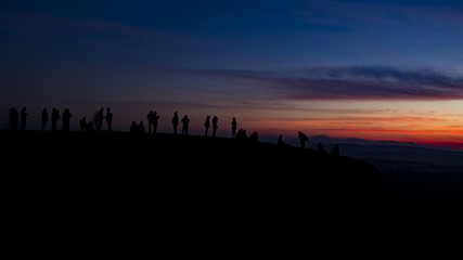 Fototapeta premium silhouette group of young people waiting sunrise