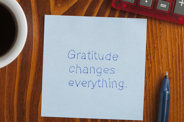 Gratitude changes everything written on a note - obrazy, fototapety, plakaty