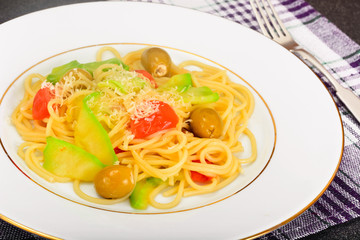 Food without meat: Spaghetti, tomato, zucchini, cheese and green