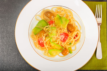 Food without meat: Spaghetti, tomato, zucchini, cheese and green