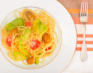 Food without meat: Spaghetti, tomato, zucchini, cheese and green