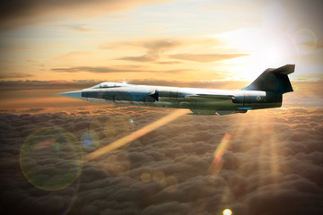 Flugzeug fliegt im Sonnenuntergang über den Wolken