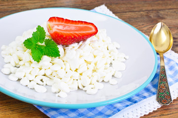 Home Dietary Fat Cottage Cheese Beaded Curd with Strawberry