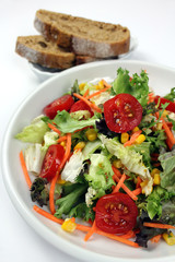 Gemischter Salat mit Roggenbrot 