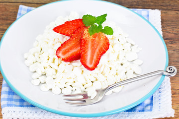Home Dietary Fat Cottage Cheese Beaded Curd with Strawberry