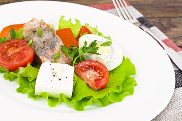 Salmon, Lettuce, Tomato and Sweet Pepper with Egg