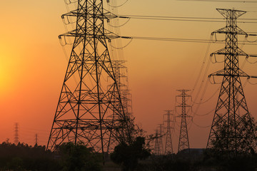 送電線の鉄塔と夕焼け