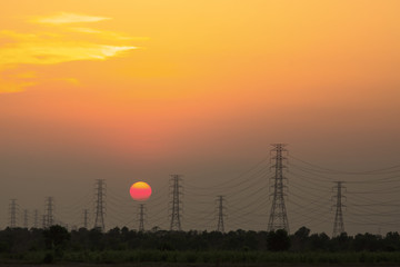 送電線の鉄塔と夕焼け