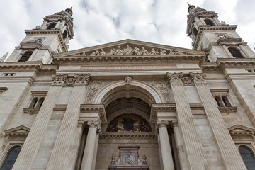 Fototapeta premium Budapest Basilica of Saint Stephen on a cloudy day, Hungary