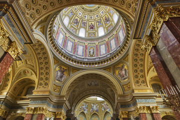Fototapeta na wymiar Interior of Saint Stephen Basilica in Budapest, Hungary.