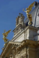 Fototapeta na wymiar Paris, anges dorés du toit du Petit Palais