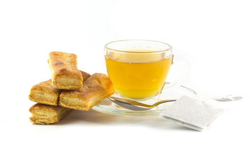 Tea in busta e in tazza con biscotti