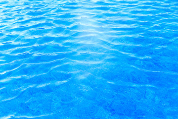 Obraz premium Blue pool water with sun reflections