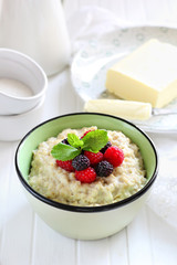 Oatmeal with berries and mint