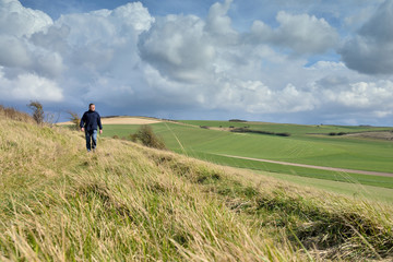 homme marchant dans la campagne