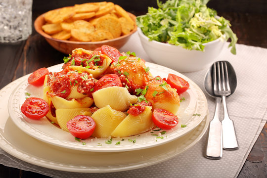 Lumaconi pasta with tomato sauce, bruschetta and salad