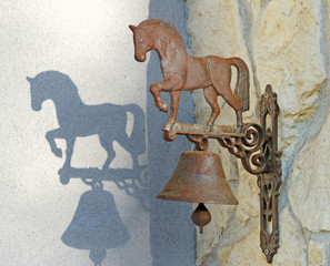 Stary metalowy dzwon, zabytkowy dzwonek
