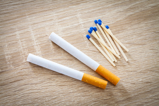 Zigaretten und Streichhölzer