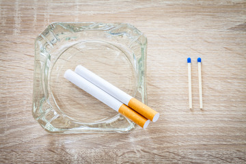 Zigaretten im Aschenbecher mit Streichhölzern