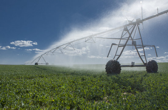 Crop Irrigation center pivot sprinkler system