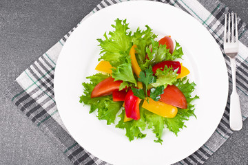 Tomato, Sweet Pepper with Lettuce Salad 