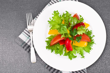 Tomato, Sweet Pepper with Lettuce Salad 