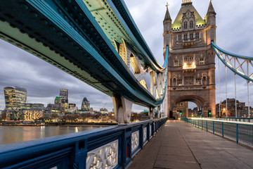 Fototapeta na wymiar Sicht von der Tower Bridge in London auf die City am Abend
