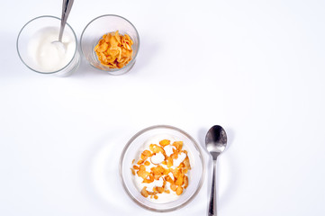 Fototapeta na wymiar fit breakfast / healthy breakfast of cornflakes and yogurt