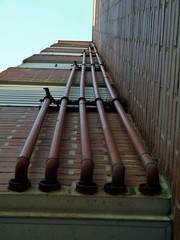 TUBERÍAS DE GAS EN UNA PARED DE LADRILLOS
