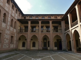 Fototapeta premium Castillo de la Mota en Medina del Campo, Valladolid, España. Patio de armas.