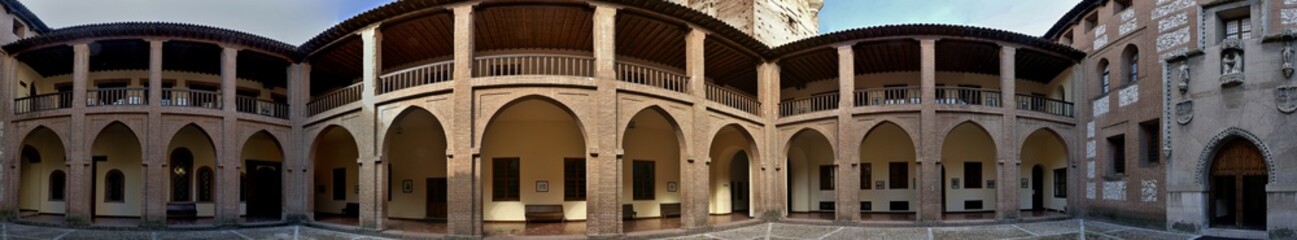 Fototapeta na wymiar Patio de armas del Castillo de la Mota en Medina del Campo, Valladolid, España.