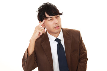 頭痛に悩む男性