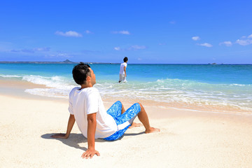 南国の美しいビーチで寛ぐ男性