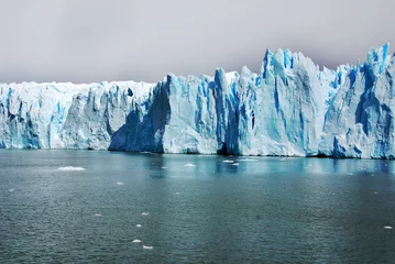 Crédence de cuisine en verre imprimé Glaciers Le glacier Perito Moreno est un glacier situé dans le parc national Los Glaciares, dans la province de Santa Cruz, en Argentine. C& 39 est l& 39 une des attractions touristiques les plus importantes de la Patagonie argentine