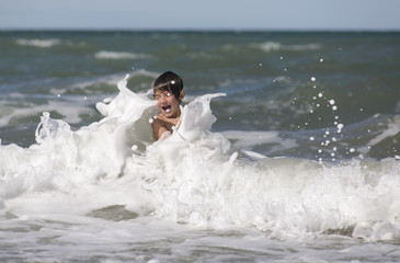 Fototapeta premium Saltando entre las Olas