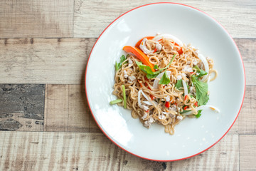 Instant noodle in spicy salad