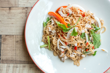 Instant noodle in spicy salad