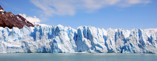 Der Perito-Moreno-Gletscher ist ein Gletscher im Nationalpark Los Glaciares in der Provinz Santa Cruz, Argentinien. Es ist eine der wichtigsten Touristenattraktionen im argentinischen Patagonien