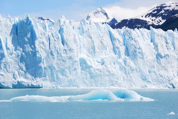 Photo sur Plexiglas Glaciers The Perito Moreno Glacier is a glacier located in the Los Glaciares National Park in the Santa Cruz province, Argentina. It is one of the most important tourist attractions in the Argentine Patagonia 