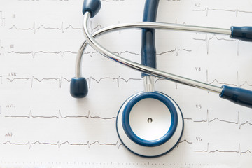Stethoscope on electrocardiogram chart - obrazy, fototapety, plakaty