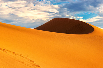 Fototapeta na wymiar Sand dune at sunrise