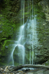 Obraz premium Waterfall in a grotto on the Blackledge River, Glastonbury, CT.