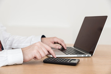 Computerarbeit tippen im Büro