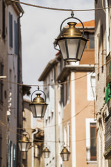 Fototapeta na wymiar lampadaires dans les rues de Narbonne