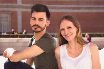 Fototapeta premium Portret uśmiechnięta młoda para w mieście