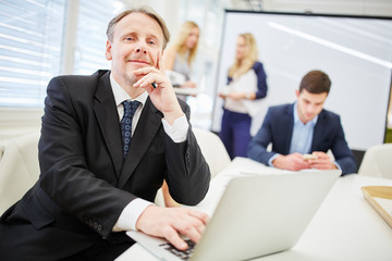 Geschäftsmann mit Computer im Meeting