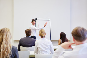 Geschäftsmann hält Vortrag beim Seminar